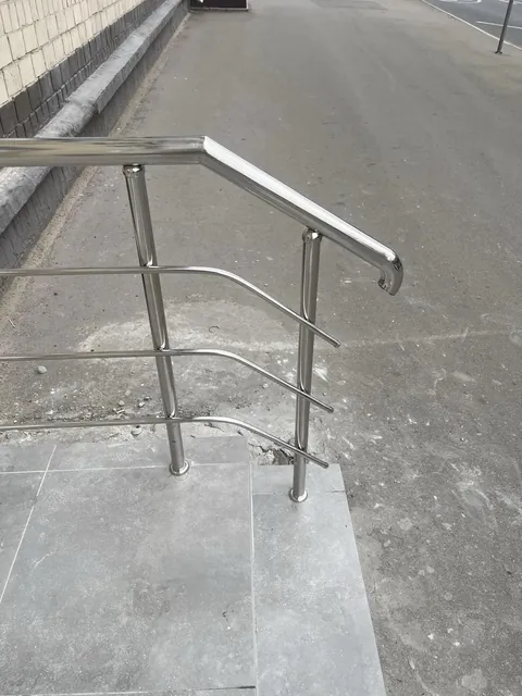 Перила входной группы у Речного вокзала — фото 2